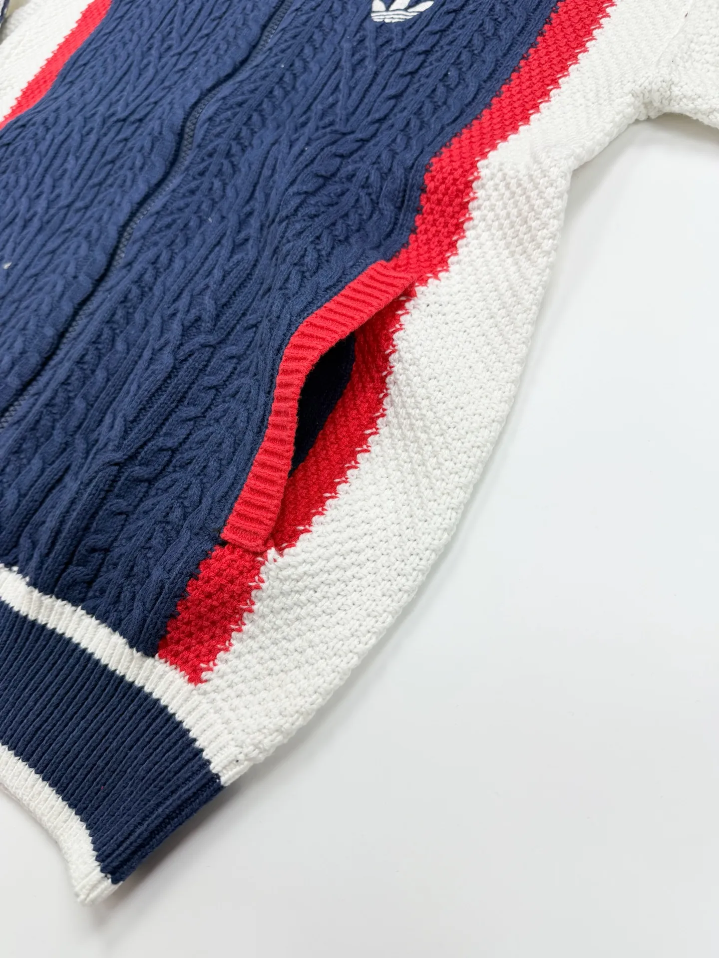 #B 198 P190 adidas originals CARDIGAN RS U UNITEFIT ：Retro + ， Logo， Retro 。 - ： ， ， Breathable ， 。 - ： ， ， 。 - “ ”， 、 ， 。 - “Retro ” ， 。 ：Blue S 63 53 44 M 66 55 47 L 69 56 50 XL 72 57 53 2XL 75 58 56